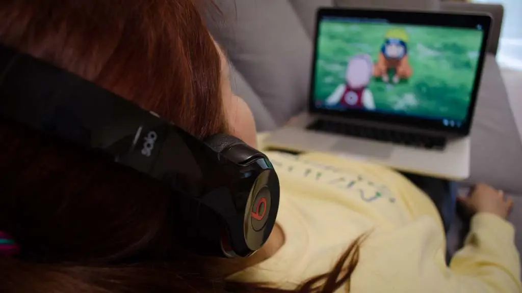 Menikmati anime di rumah Seseorang menonton anime di laptop