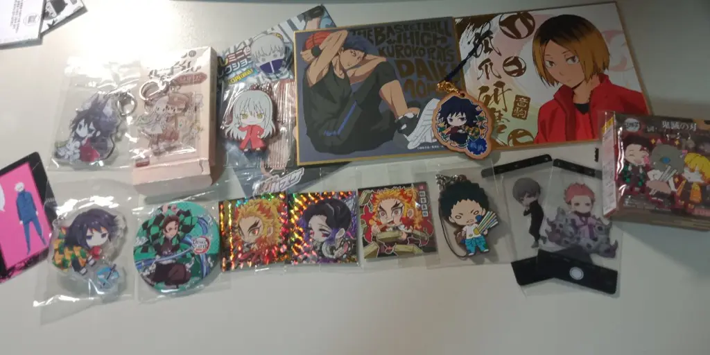 Dukungan untuk industri anime Berbagai macam merchandise anime