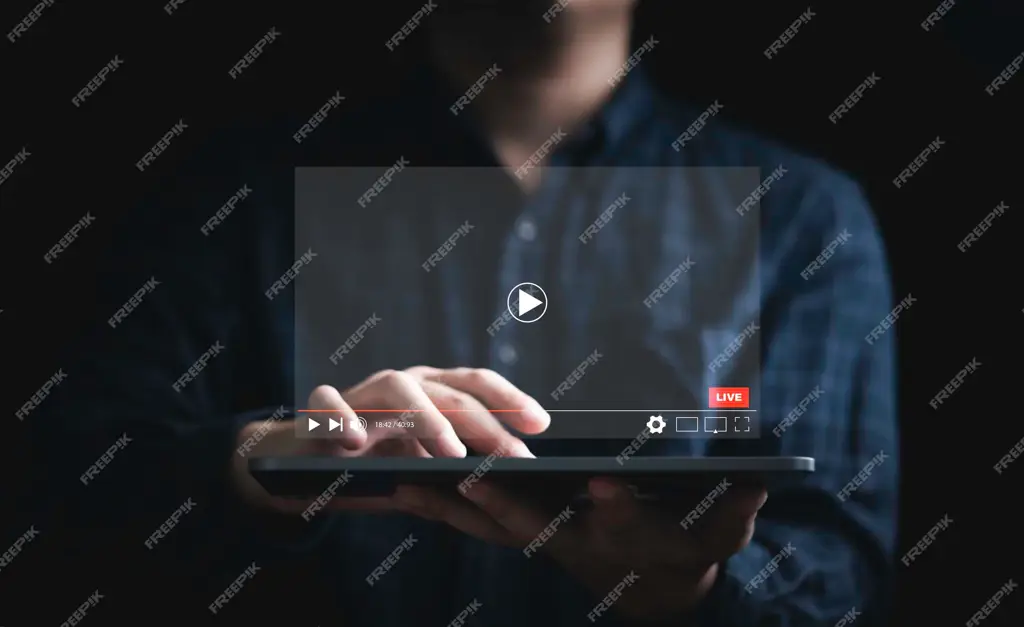 Gambar seseorang menggunakan aplikasi streaming di tablet