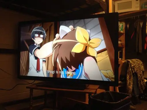 Menonton anime di layar besar Gambar seseorang menikmati anime di layar besar