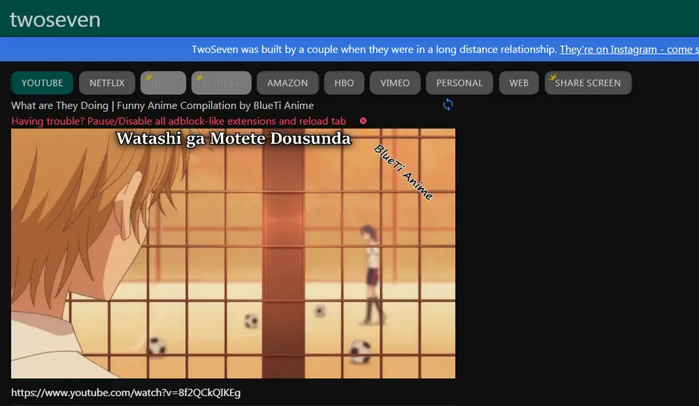 Menikmati Anime Bersama Gambar para penggemar anime sedang menonton bersama-sama