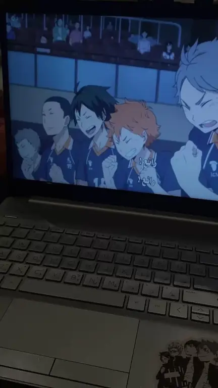 Streaming anime nyaman di laptop Anda dengan situs yang tepat Seseorang menonton anime di laptopnya