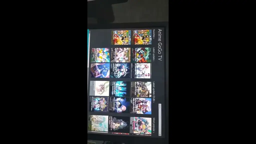 Menikmati Anime di Rumah Seseorang sedang menonton anime di laptopnya.