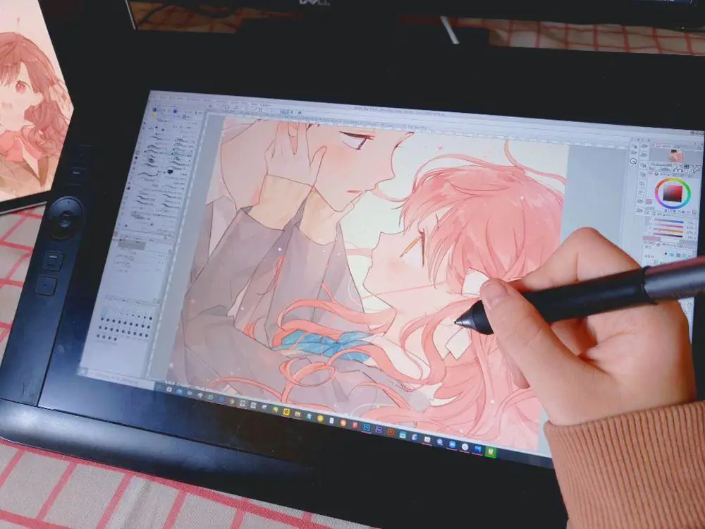 Menikmati Anime di Perangkat Anda Karakter anime menonton anime di tablet