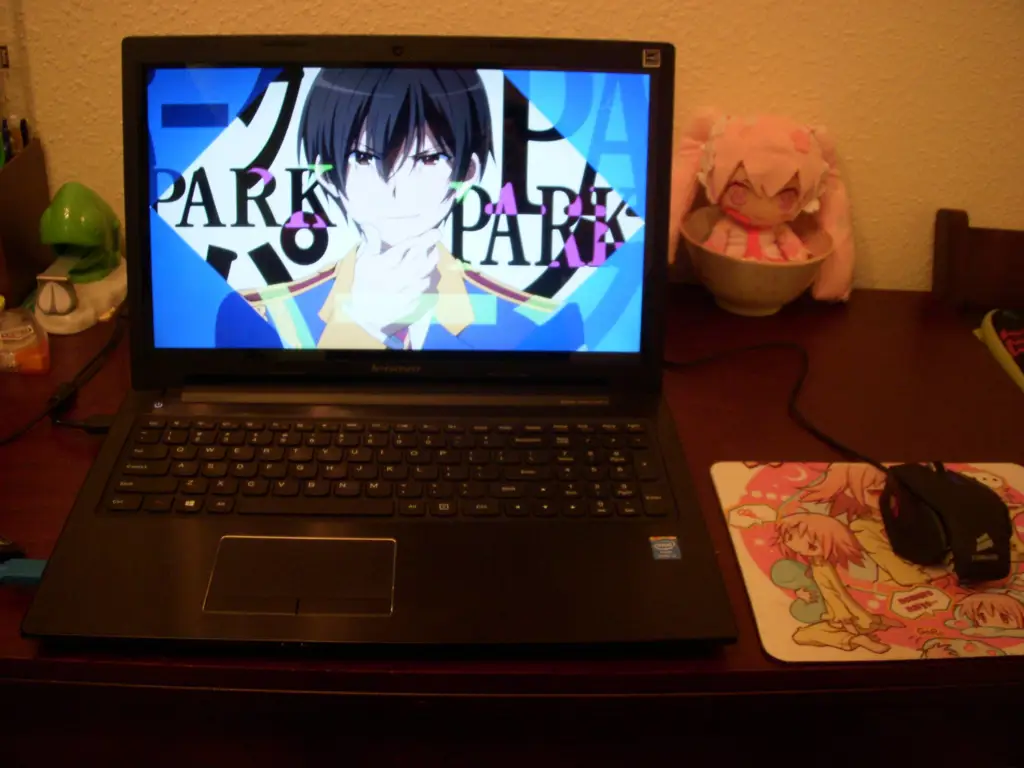 Menikmati Anime dengan Nyaman Gambar karakter anime sedang menonton anime di laptop