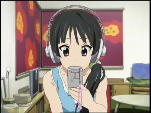 Menikmati Anime di Ponsel Gambar seseorang menonton anime di ponselnya