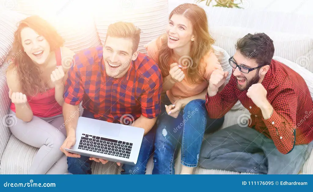 Menikmati Anime Bersama Teman Gambar teman-teman menonton anime di laptop