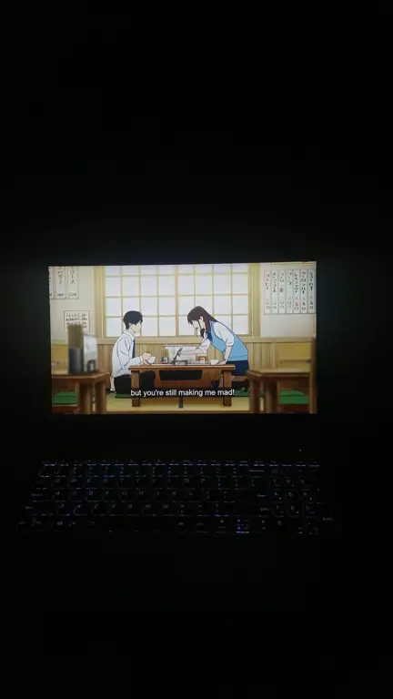 Menikmati Anime di Laptop Gambar seseorang menonton anime di laptop