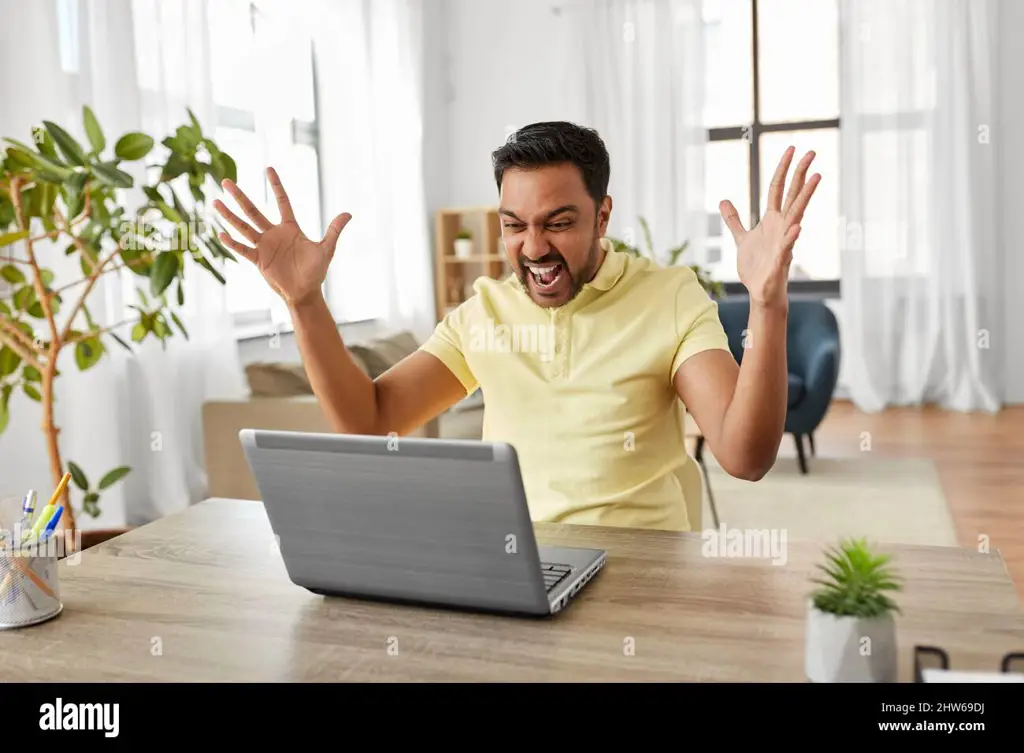 Sensasi Menonton Anime Tanpa Batas Gambar seseorang bersantai menonton anime di laptop