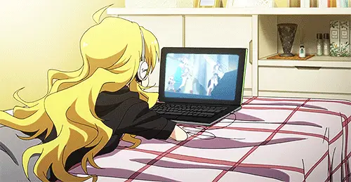 Menikmati Anime di Ponsel Gambar seseorang menonton anime di ponsel