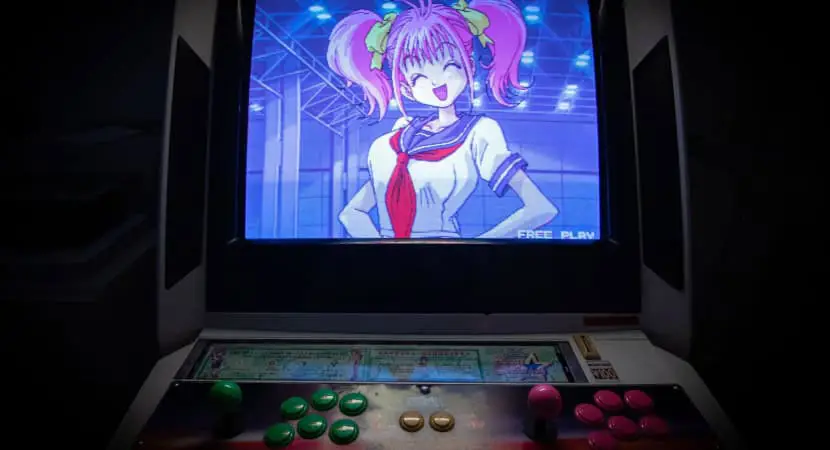 Menikmati Anime di Ponsel Gambar seseorang menonton anime di ponsel