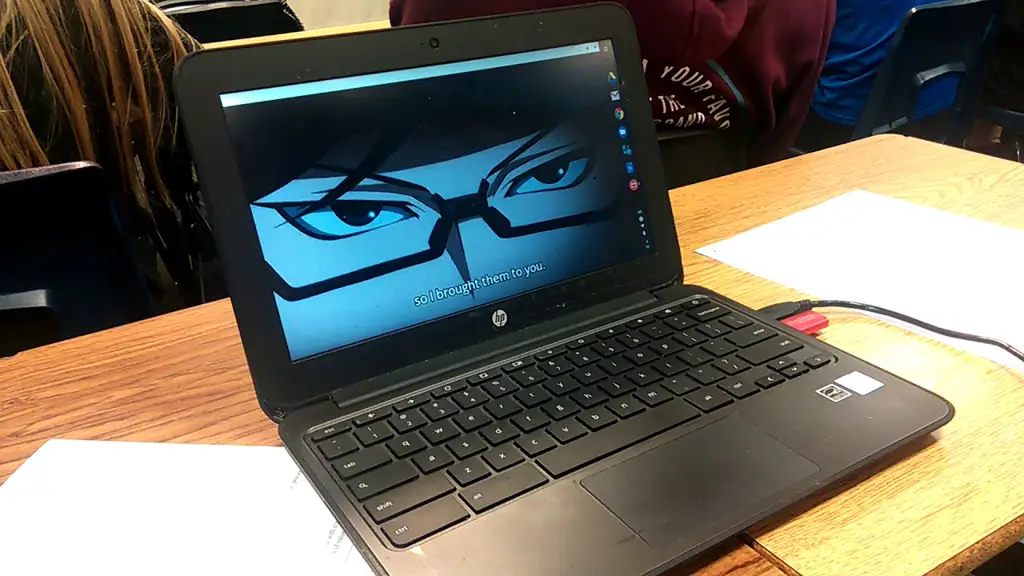 Gambar seseorang menonton anime di laptop
