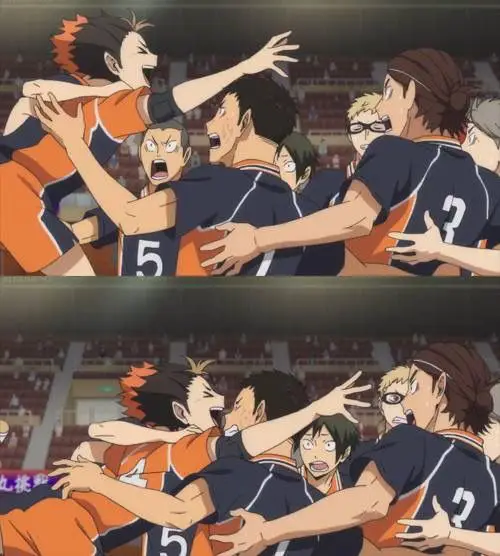 Tim voli Karasuno merayakan kemenangan mereka dengan penuh semangat Gambar perayaan kemenangan tim voli Karasuno