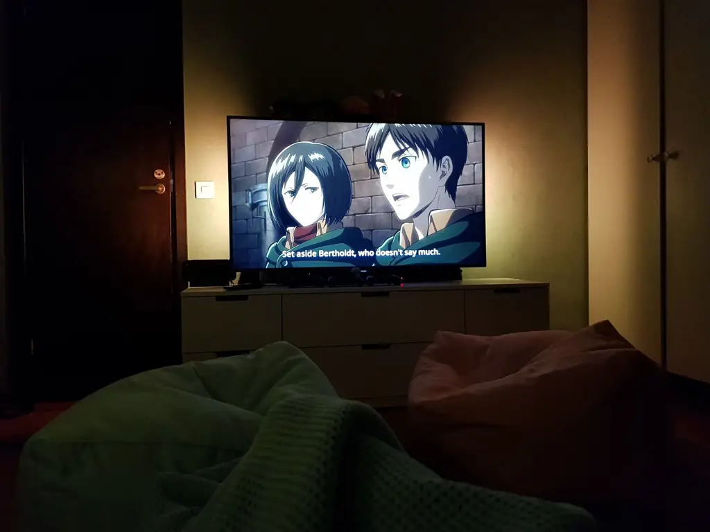 Tips Menonton Anime di Kuronime Gambar seseorang menonton anime di laptop