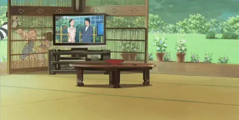 Menikmati Anime di Rumah Gambar seseorang yang sedang menonton anime di rumah