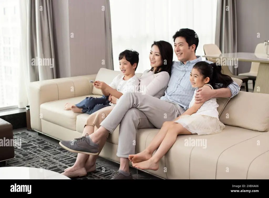 Keluarga menonton TV bersama Keluarga menonton TV bersama